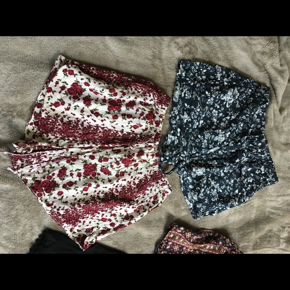 LOT OF BRANDY MELVILLE - AT LEAST $700 WORTH - Picture 7 of 8