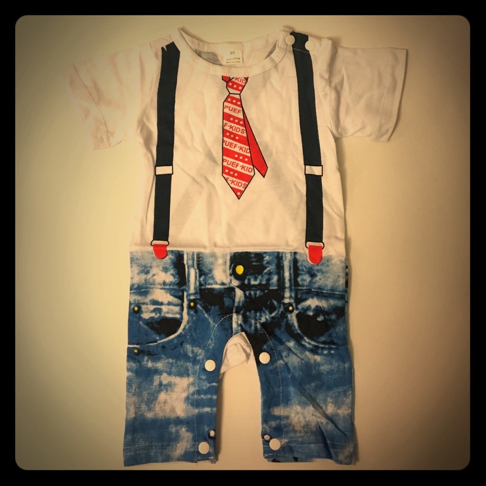 Cotton onesie that looks like jeans and a tie