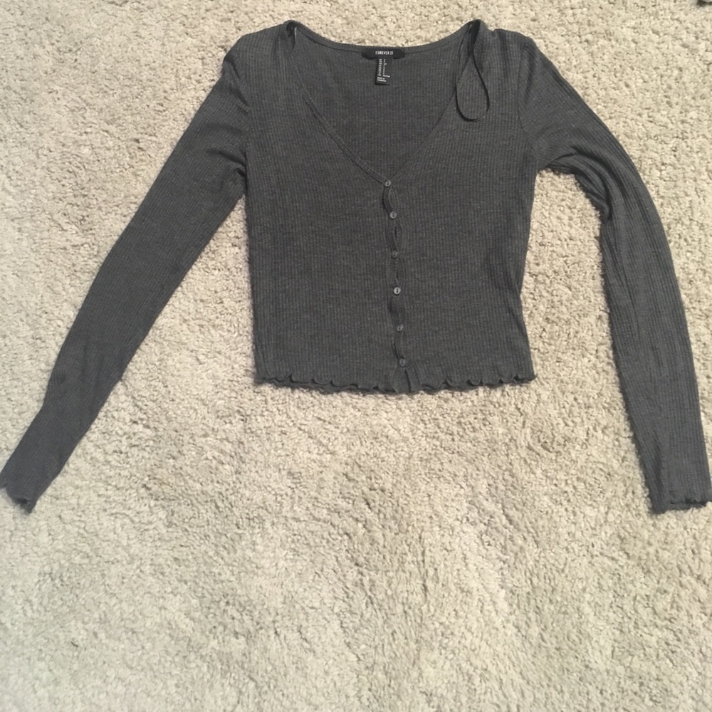 Super cute long sleeve shirt w ruffle edge !!