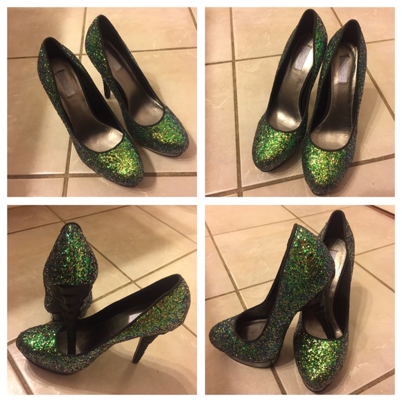 RACHEL Rachel Roy Shoes - Preowned Rachel Roy Glittery Green Pump shoes