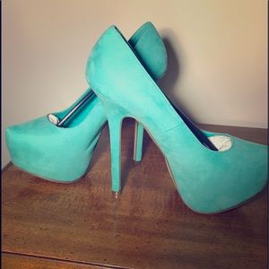 NWT. Breckelle's mint green heels.