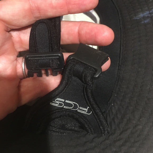 Sun hat snaps shut  over ears protect from sun - Picture 5 of 5