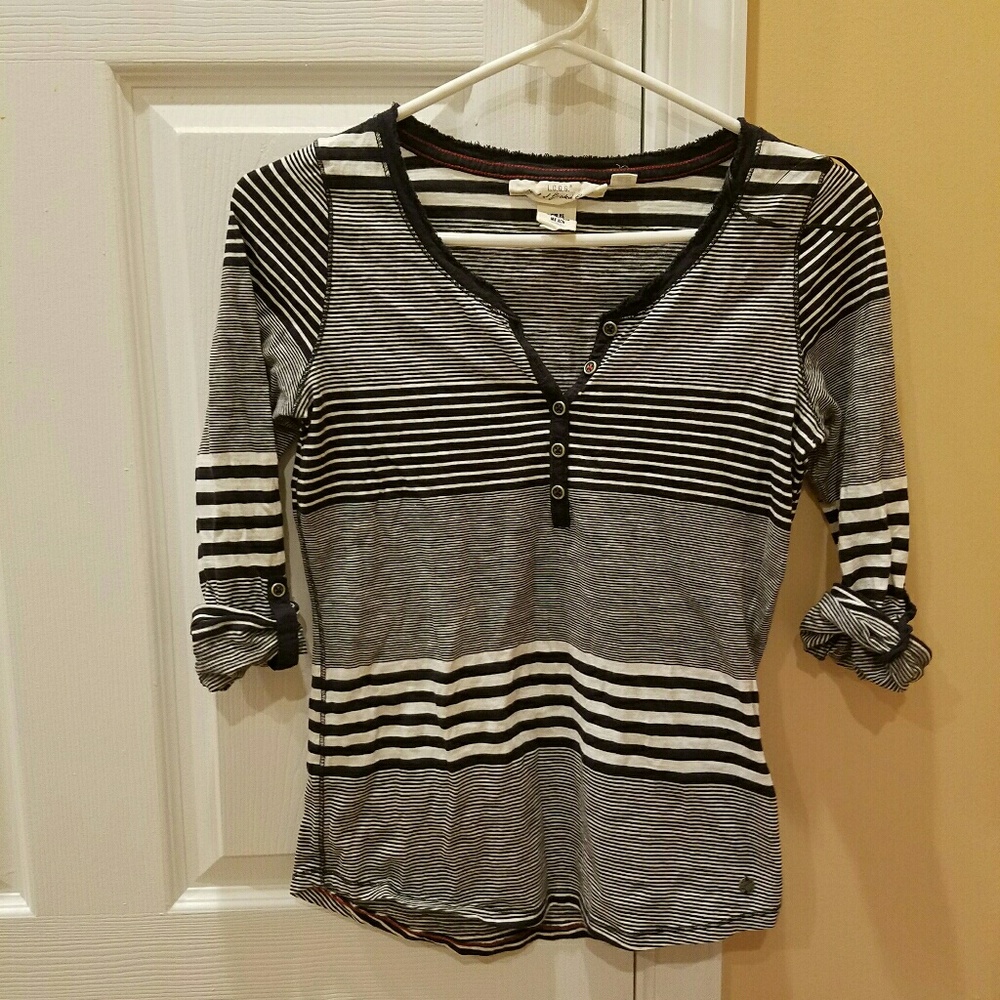 Half sleeve navy blue and white shirt