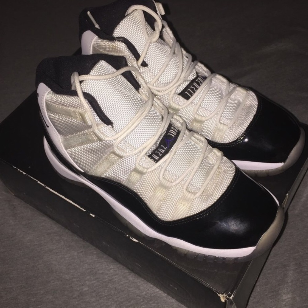 AIR JORDAN 11 RETRO "CONCORD 2011 RELEASE" 
WOMENS