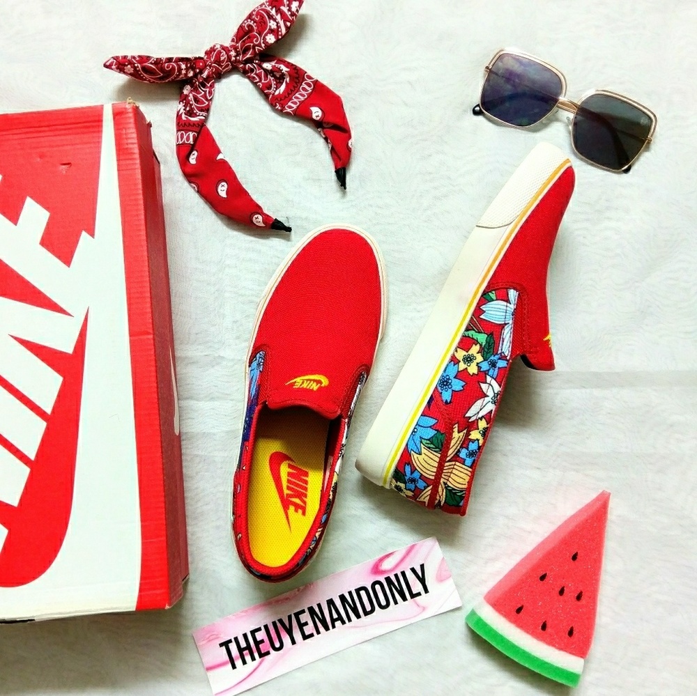 🌷FINAL PRICE🌷 NWOB NIKE Slip On sz 10 runs small