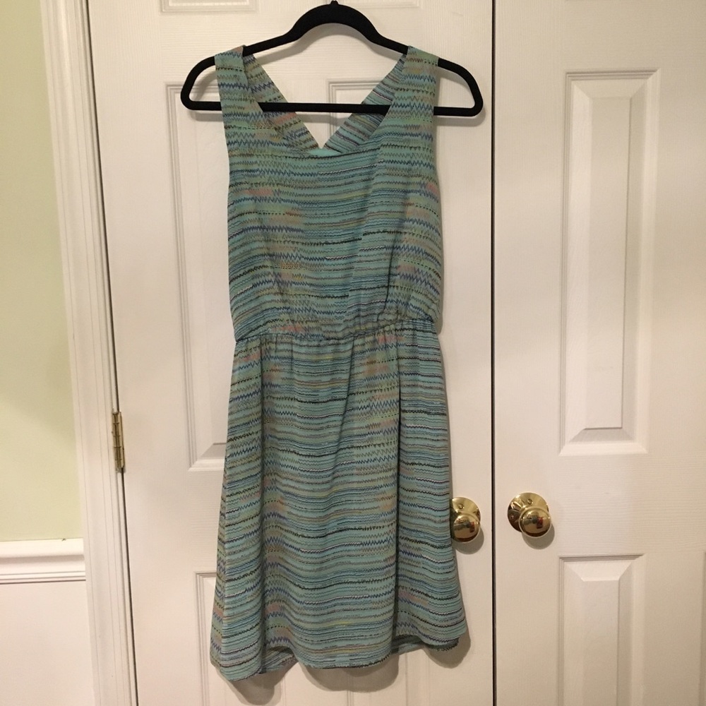 Cute dress with crossed back