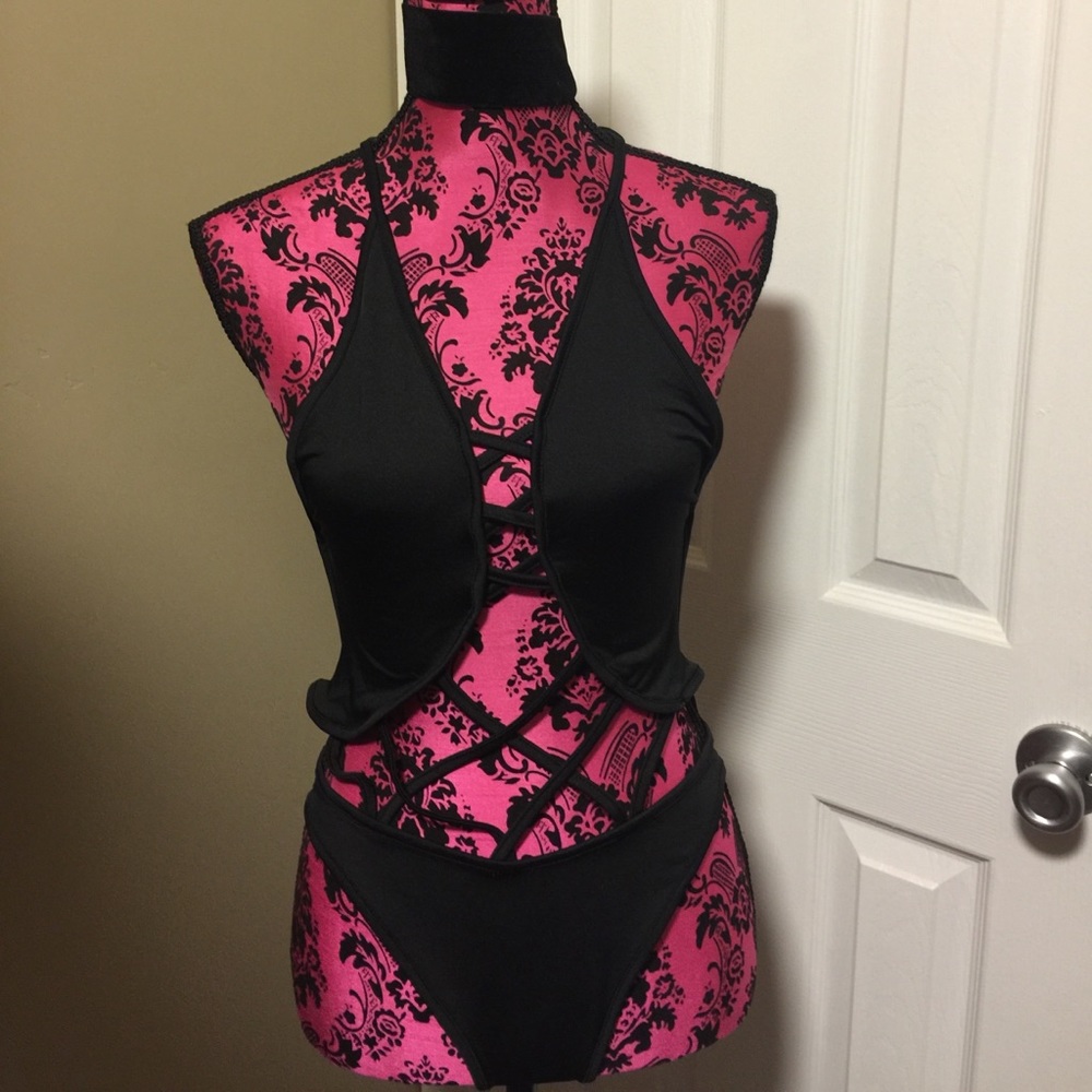 Cute Swimsuit! 🖤