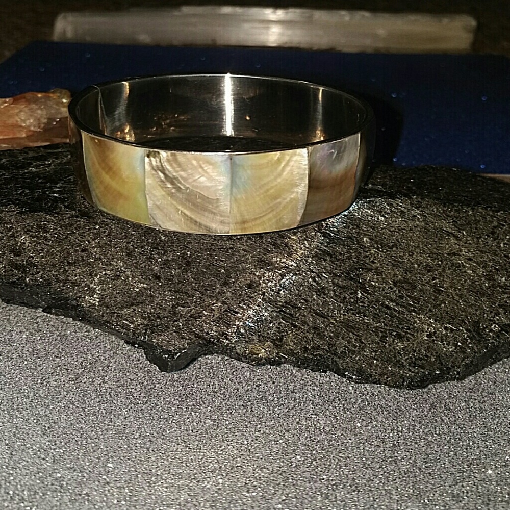 Pearlescent shell bracelet