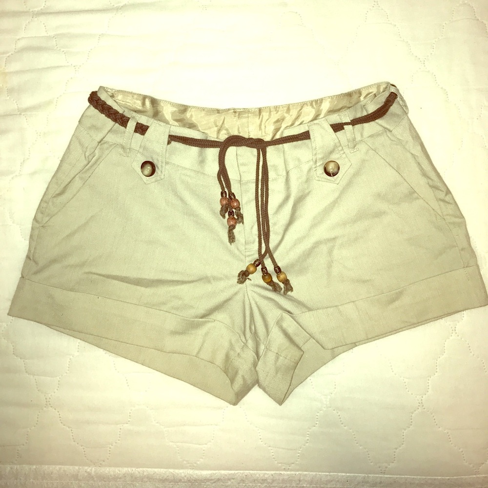 Casual yet beachy taupe shorts with belt included✨