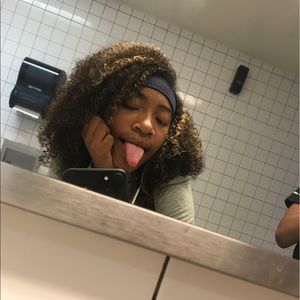 Meet your Posher, Alexia