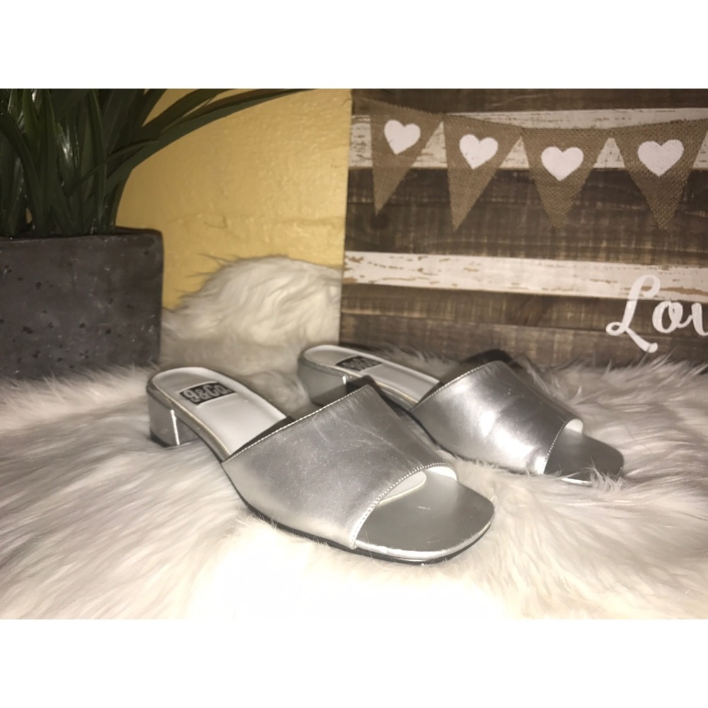 9&co. Vintage sandals