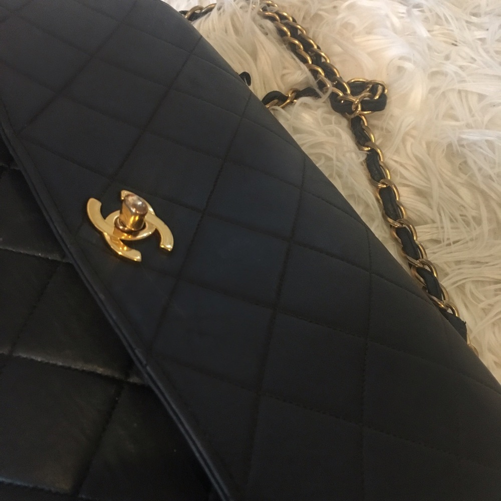 Authentic jumbo Chanel cross body purse mint cond.