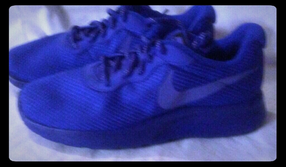 WOMAN'S NIKE TANJUN SE SIZE 10