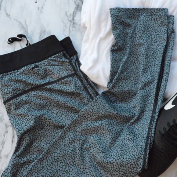 Nike Capri Leggings - Picture 1 of 3