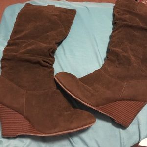 Brown wedge boots....