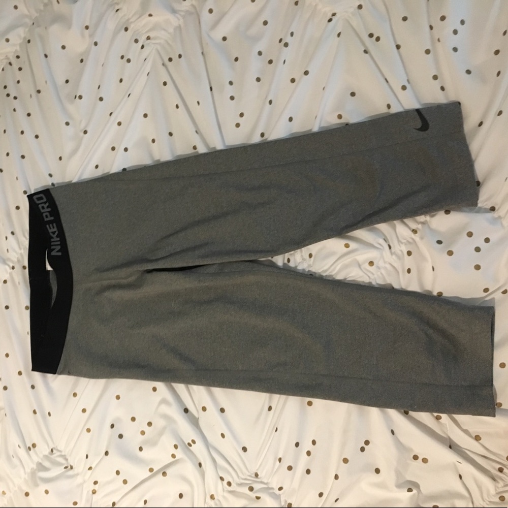 Gray Nike Pro cropped leggings