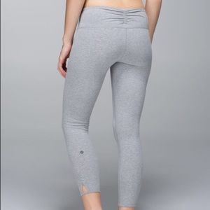 Lululemon Dhanurasana Crop II