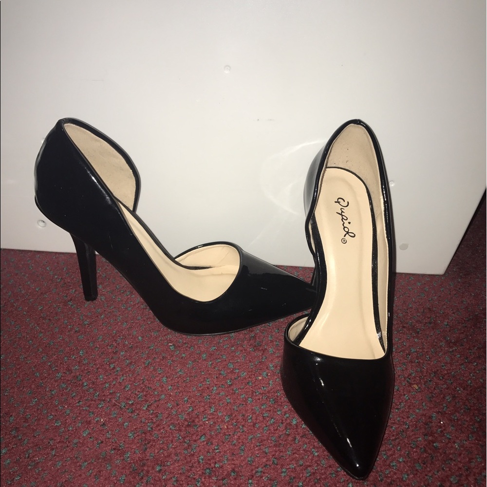 Black pointed toe pumps