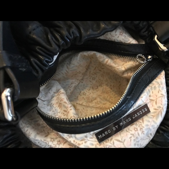 Women's gently worn Marc by Marc Jacobs bag! - Picture 4 of 8