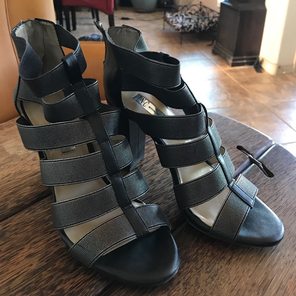 These are a pair of INC size 7 sandal