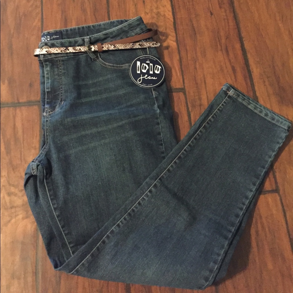 Skinny Jeans with Accent Belt