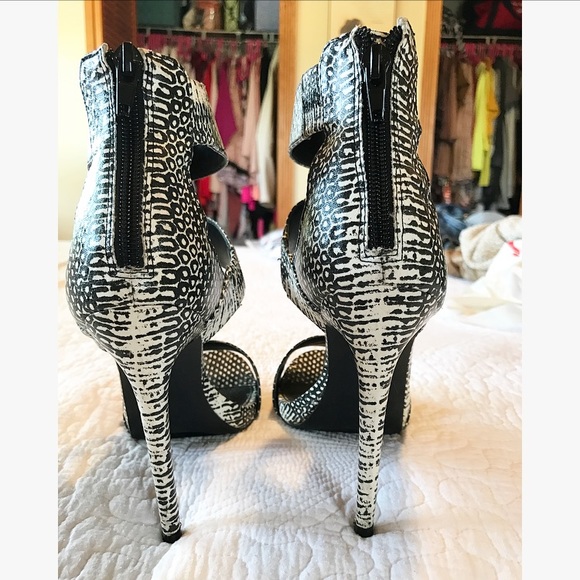 steve madden black & white heels - Picture 3 of 3