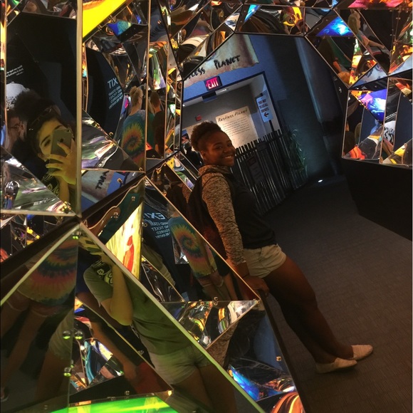 Meet your Posher, Alexia - Picture 1 of 1