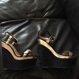 Black and gold accented wedges