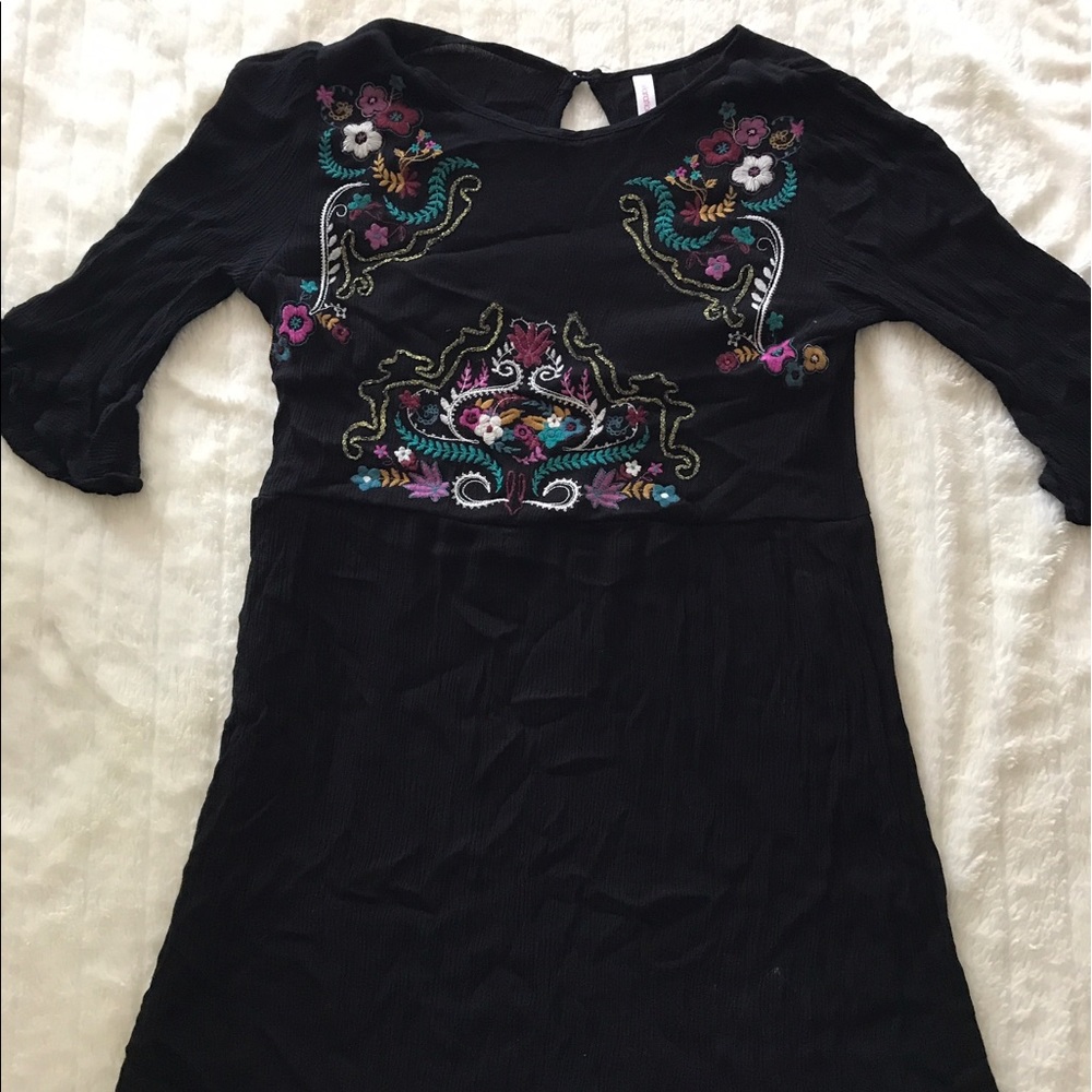 Cute floral embroidered dress 👗