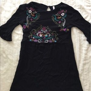 Cute floral embroidered dress 👗