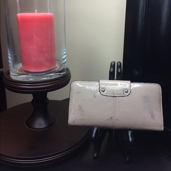 Coach Beige Patent Leather Envelop Style Wallet - Picture 2 of 4