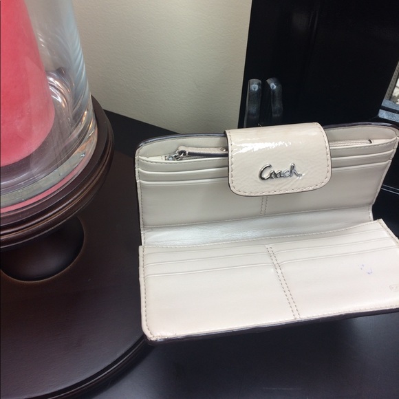 Coach Beige Patent Leather Envelop Style Wallet - Picture 3 of 4