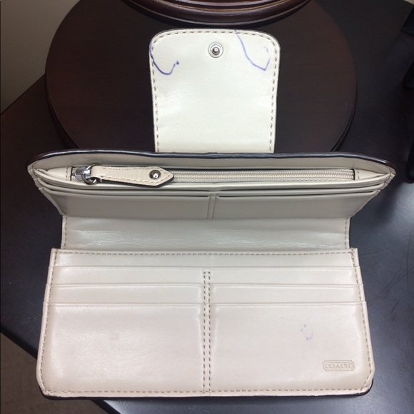 Coach Beige Patent Leather Envelop Style Wallet - Picture 4 of 4