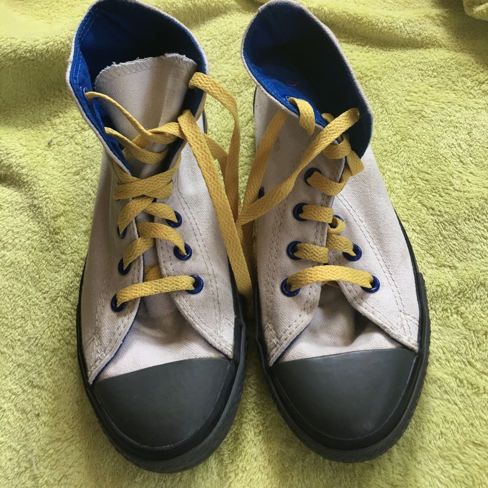 Boys High Top Converse All Star size 3!