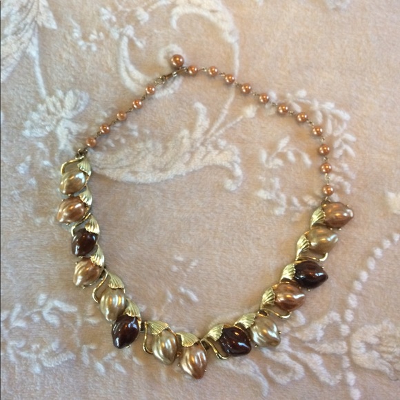 Jewelry - ⭐️Vintage Costume Jewelry Floral Necklace