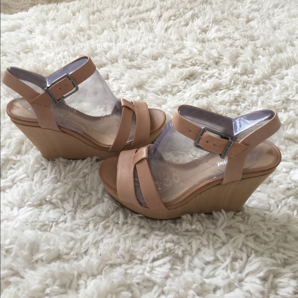 BNWT Gianni Bini Camel Leather Wedges