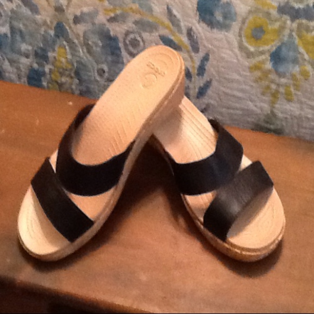 Leather croc sandals