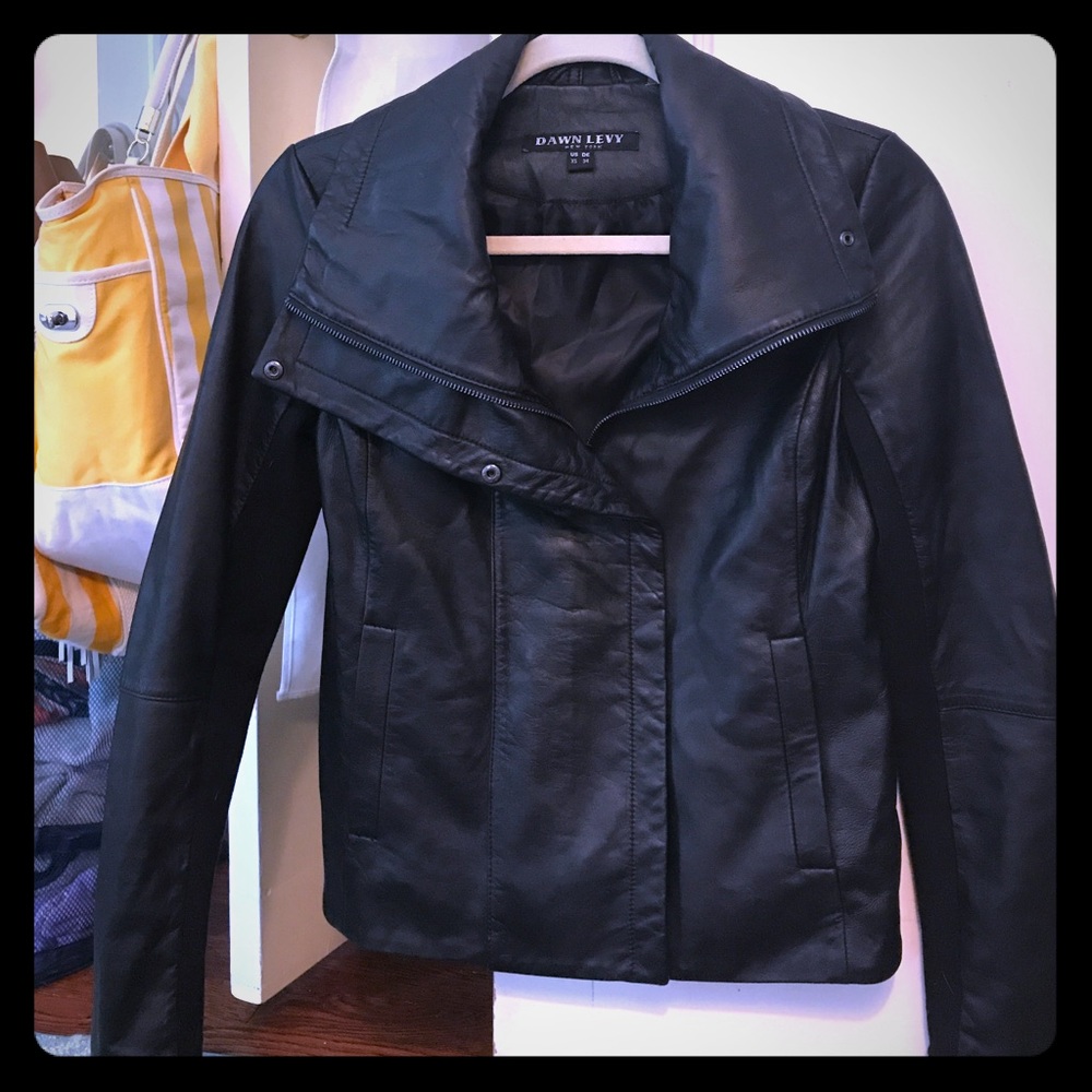 XS Black Leather jacket 👩🏻‍✈️