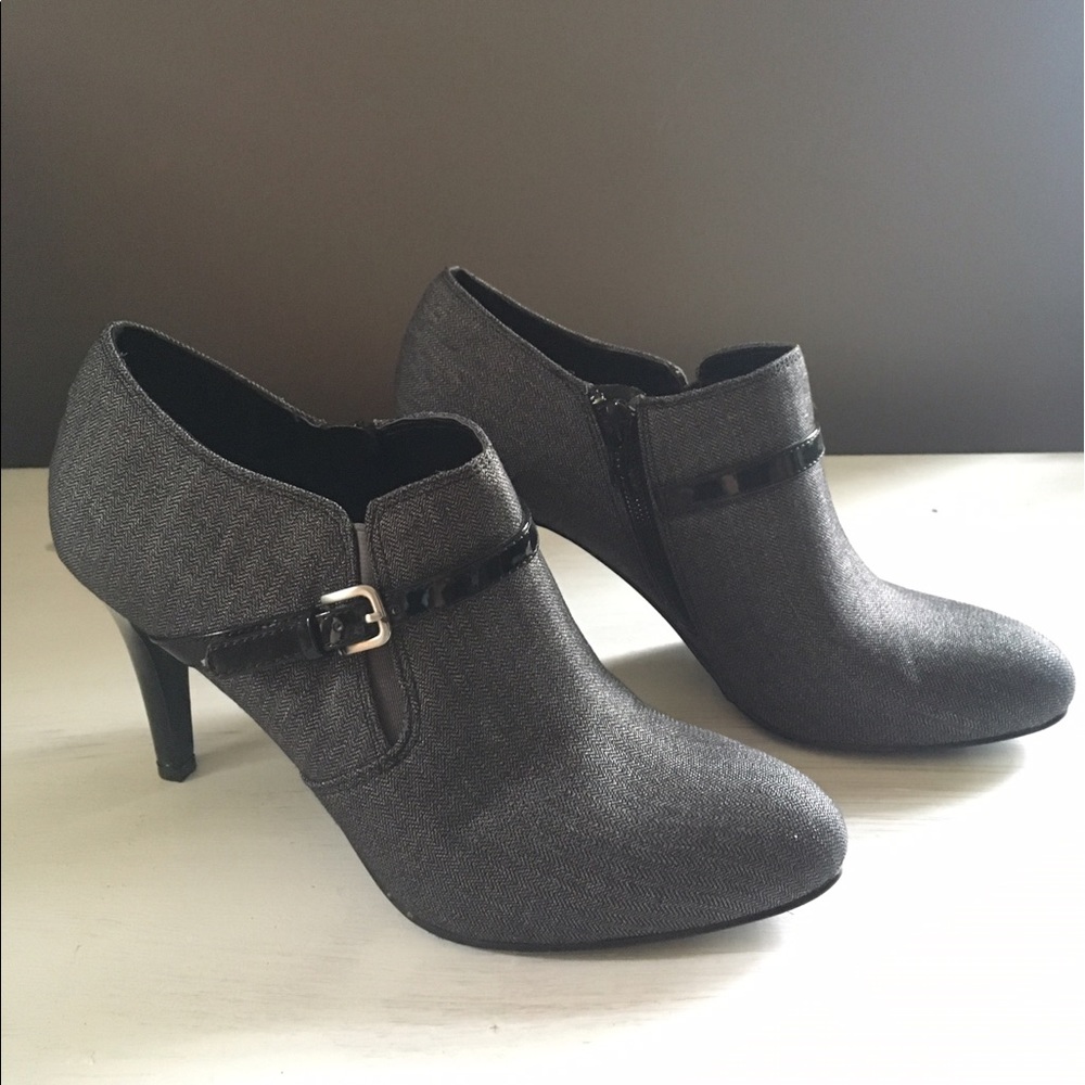 Nine West Black Strapped Heels