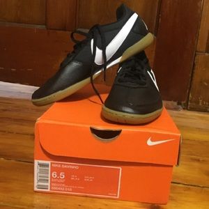 Nike Davinho indoor soccer shoes - never worn