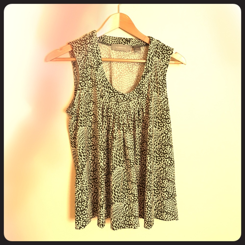 Liz Claiborne M Sleveless 23 in. length in back