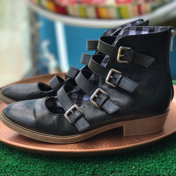 Cutout buckle ankle boots - Picture 2 of 8