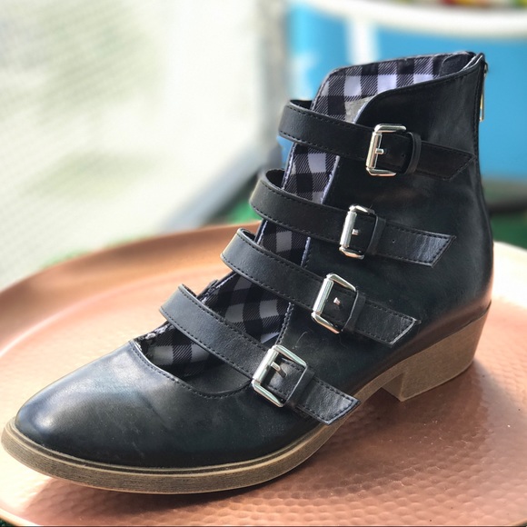 Cutout buckle ankle boots - Picture 7 of 8