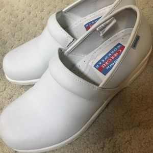 Women's size 8.5 Cherokee white non slip clogs