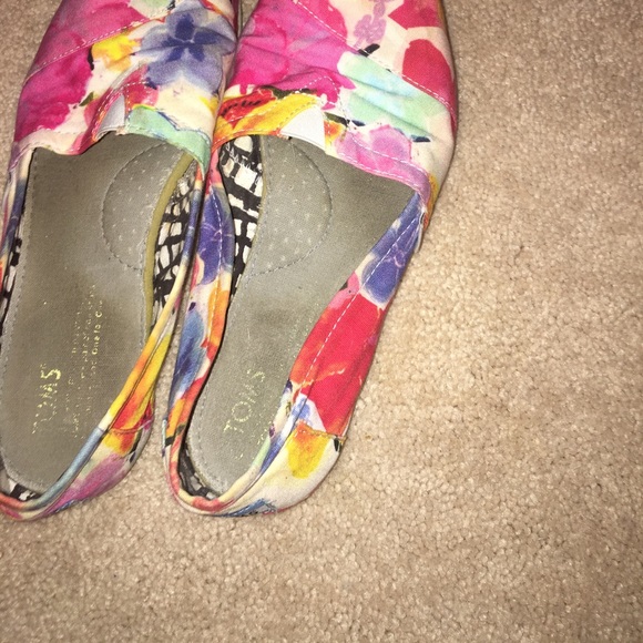 TOMS LIKE NEW - Picture 2 of 3