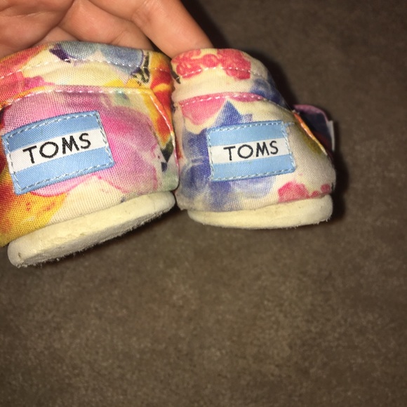 TOMS LIKE NEW - Picture 3 of 3