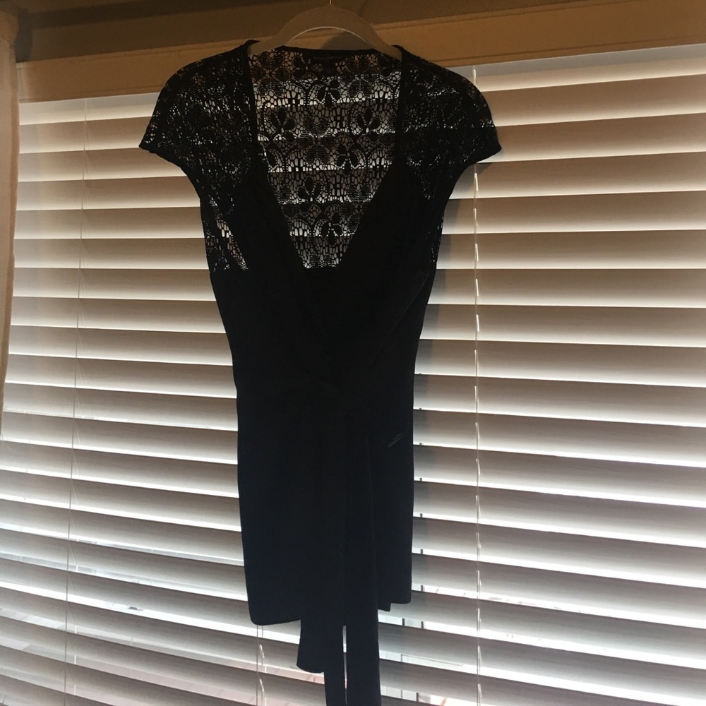 Banana Republic Criss cross top with tie closure.