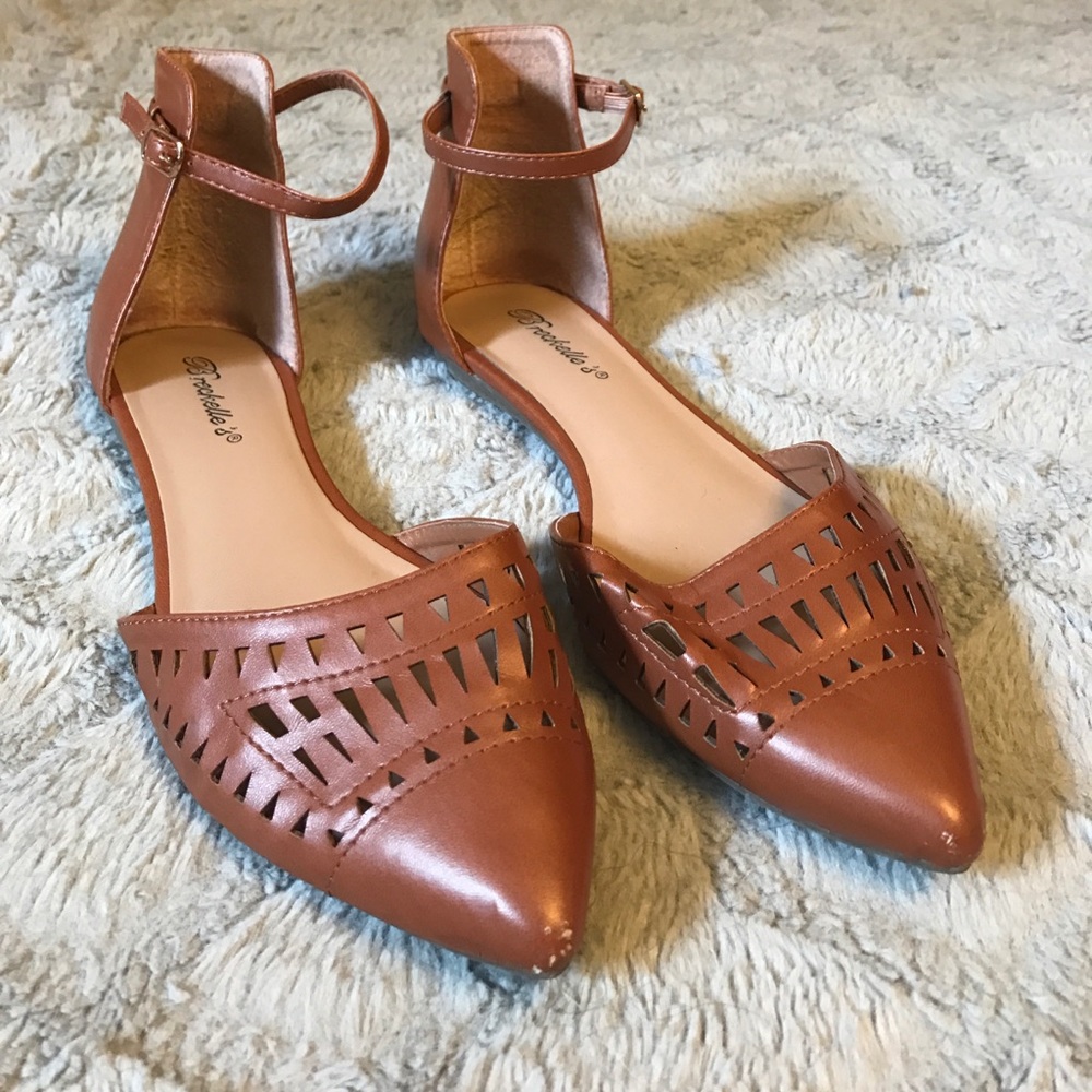 Tan pointed flats