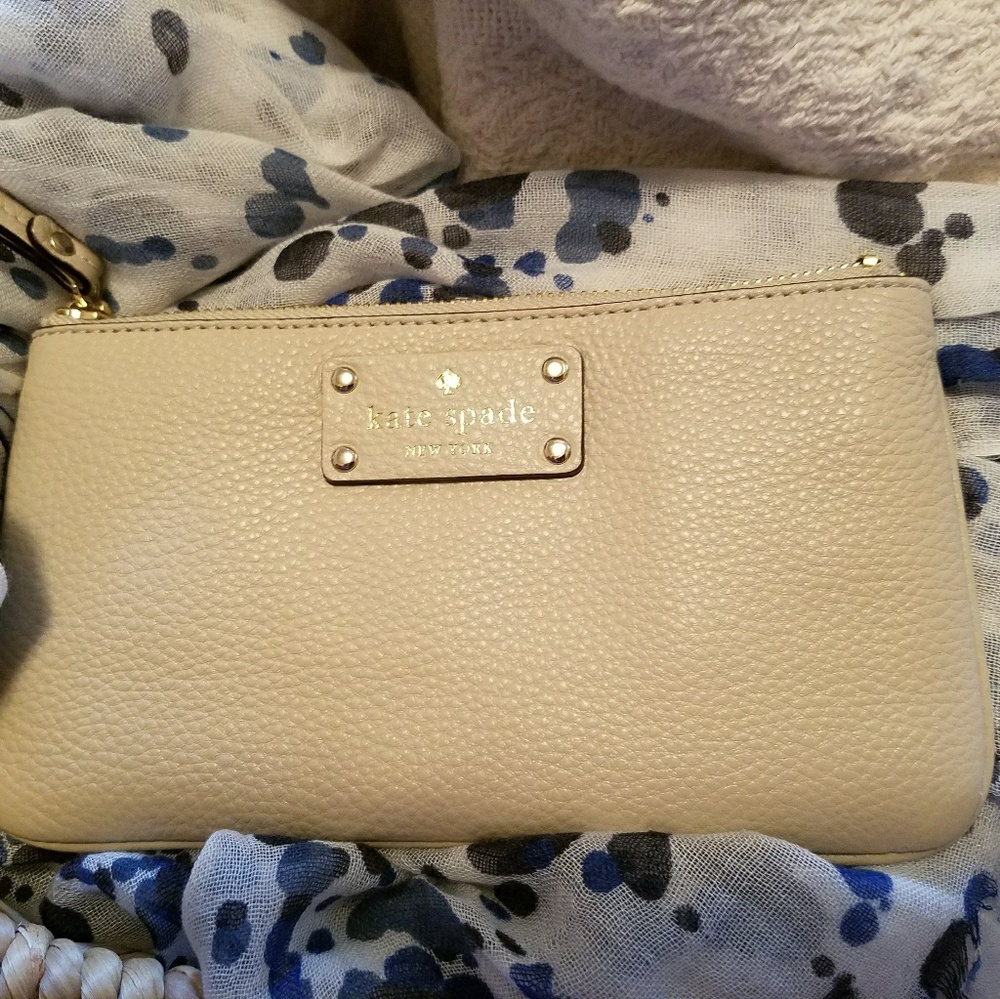 ♤kate spade new york wristlet♤