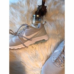 Nike women's AirMax motion LW